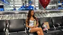 Erika Carlina juga kenakan sneakers sebagai airport look yang dipadu dengan babydoll top dan jeans short [@eri.carl]