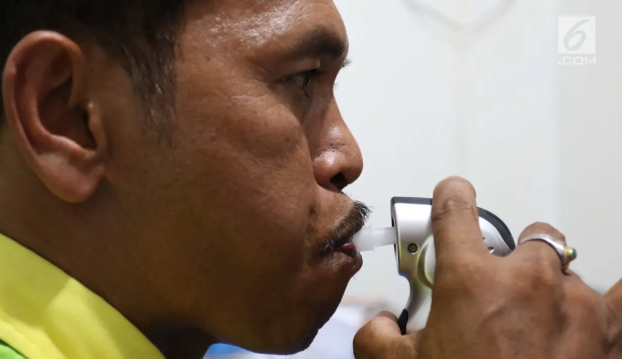 Sopir bus menjalani pemeriksaan kesehatan di Terminal Kampung Rambutan, Jakarta, Jumat (8/6). Pemeriksaan bertujuan memastikan kondisi kesehatan sopir agar tetap baik dalam mengoperasikan kendaraan yang mengangkut pemudik. (Liputan6.com/Immanuel Antonius)