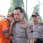 Tersangka penggelapan mobil menangis dan berjanji akan bertobat di depan Kapolres Kebumen, AKBP Rudy Cahya Kurniawan. (Foto: Liputan6.com/Polres Kebumen/Muhamad Ridlo)