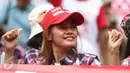 Seorang wanita pendukung Basuki Tjahaja Purnama (Ahok) asyik berjoget sambil meneriakan yel saat berlangsungnya sidang kasus dugaan penistaan agama di depan Gedung Kementerian Pertanian (Kementan), Jakarta, Selasa (31/1). (Liputan6.com/Immanuel Antonius)