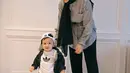 Tampil dengan nuansa monokromatik ala Zaskia Sungkar dengan kemeja oversized berdetail kerut yang imut (Foto: Instagram Zaskia Sungkar)
