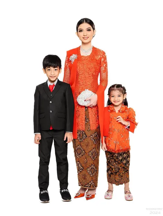 Gibran tampil dengan beskap, peci, dan bawahan serba hitam. Celana panjangnya dilapisi dengan kain batik warna kekuningan.  Kemudian Jan Ethes memilih mengenakan setelan jas hitam lengkap dengan dasi warna merah.  [@riomotret].
