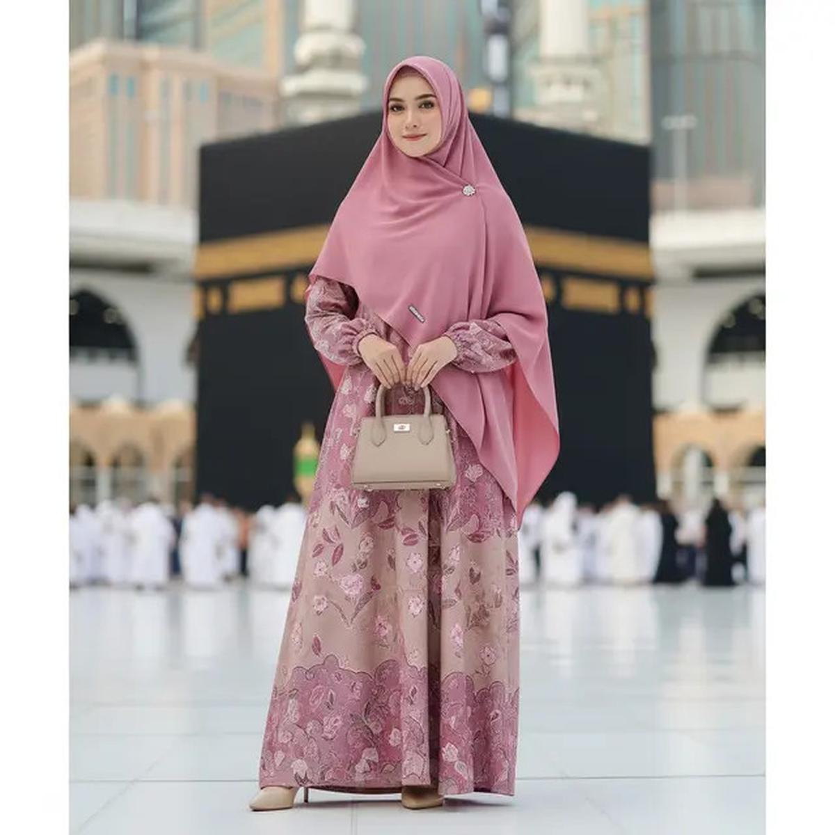 7 Model Gamis Batik Buat Umroh yang Anggun dan Nyaman Dipakai Seharian