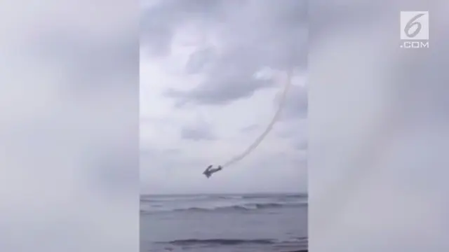 Sebuah pesawat jatuh ke laut saat sedang melakukan akrobatik di udara.