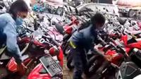 Emak-emak rusak motor (Instagram/@fakta.indo)