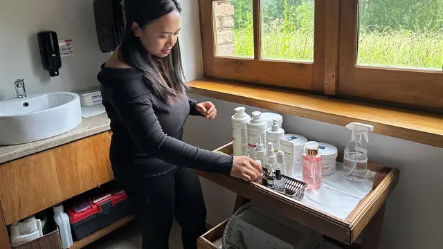 Intan, terapis asal Bali yang bekerja di resor Dolina Charlotty, Polandia. (Liputan6.com/Benedikta Miranti)