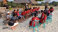 Persijap menggelar acara team building di Pantai Bandengan, Jepara, Senin (22/5/2017), untuk memompa motivasi pemain. (Bola.com/Ronald Seger)