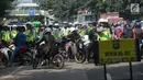 Polisi lalu lintas menggelar razia atau yang disebut Operasi Patuh Jaya 2018 di Jalan DI Panjaitan, Jakarta Timur, Jumat (27/4). Operasi ini bertujuan untuk menertibkan pengendara motor maupun mobil terhadap aturan lalu lintas. (Merdeka.com/Imam Buhori)