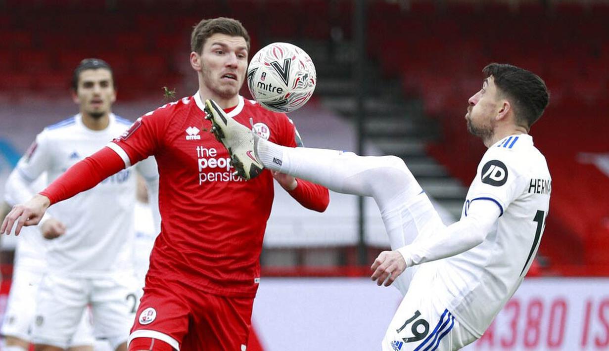 Pemain Leeds United, Pablo Hernandez, mengontrol bola saat melawan Crawley Town pada laga Piala FA di Stadion Broadfield, Minggu (10/1/2021). Leeds United takluk dengan skor 3-0. (AP Photo/Ian Walton)