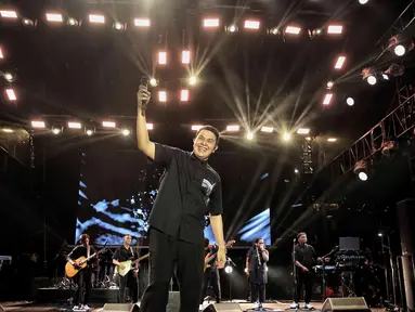 Penyanyi sekaligus penulis lagu, Tulus saat tampil memeriahkan KapanLagi Buka Bareng BRI Festival 2025 di Plaza Parkir Timur Gelora Bung Karno, Senayan, Jakarta, Sabtu (15/3/2025). (Liputan6.com/Angga Yuniar)