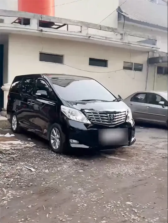<p>Ia masih tidak menyangka karena ia berpikir bahwa mobil tersebut milik Irfan Hakim. Saat diberi tahu surat kendaraan mobil tersebut, langsung tak kuasa menahan haru. [Instagram/awanpotret17]</p>