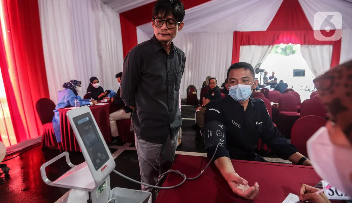 Komisioner KPU August Mellaz meninjau Tenaga pelaksanaan vaksinasi COVID-19 keempat atau booster kedua di kantor pusat, Jalan Imam Bonjol, Menteng, Jakarta, Selasa (21/2/2023). Vaksinasi COVID-19 penguat (booster) itu dilakukan sebagai upaya pencegahan penularan, terutama bagi staf atau pegawai KPU yang kesehariannya bersentuhan langsung dengan masyarakat. (Liputan6.com/Johan Tallo)