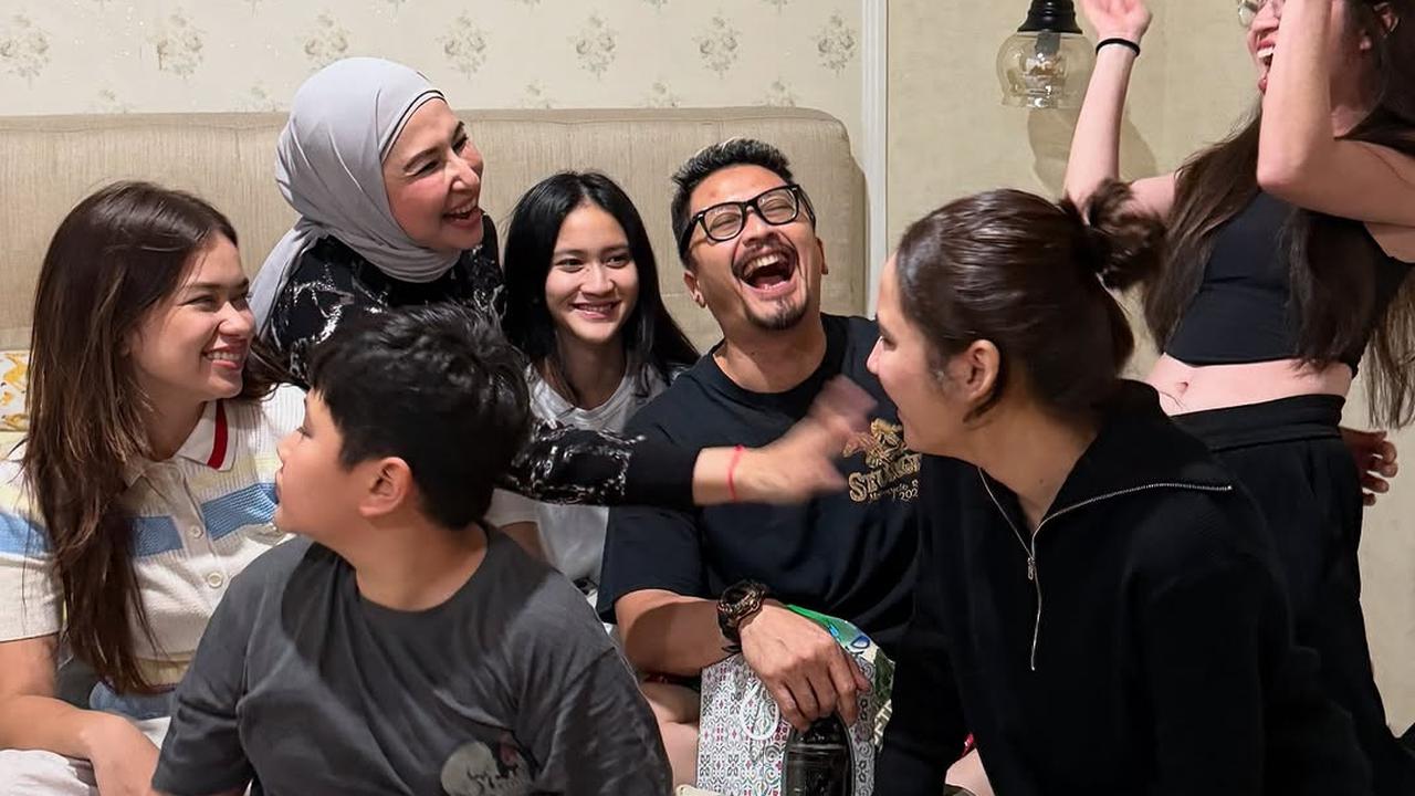 7 Potret Ferry Maryadi Dapat Kejutan Ultah dari Keluarga dan Geng Mermaid, Salfok Kabay Pakai Panci di Kepala