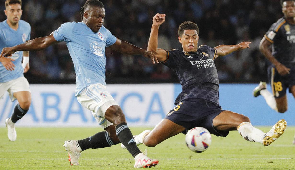 Pemain Real Madrid, Jude Bellingham, melakukan selebrasi setelah mencetak gol ke gawang Celta Vigo pada laga Liga Spanyol di Stadion The Balaidos, Sabtu (26/8/2023). Madrid menang dengan skor tipis 1-0. (AP Photo/Lalo R. Villar)