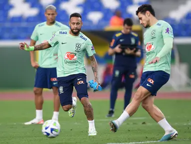 Pemain Brasil Richarlison (Kiri), Neymar (tengah), dan Roger Ibanez (kanan) mengambil bagian dalam sesi latihan menjelang Kualifikasi Piala Dunia 2026, di stadion Mangueirao di Belem, Rabu (6/9/2023). (Photo by CARL DE SOUZA / AFP)