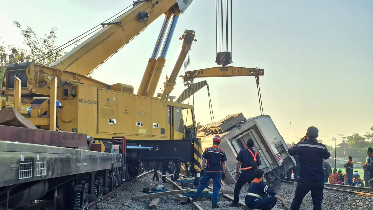 Evakuasi KA Argo Bromo Anggrek Anjlok di Subang