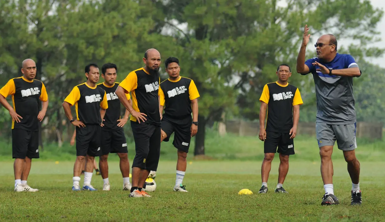 Instruktur pelatih AFC, Narayanan Sivaji Nair (kanan) memberikan materi kepelatihan kepada 24 pelatih lokal yang mengikuti kursus kepelatihan lisensi B AFC di Sawangan, Depok, Jawa Barat (5/12/2014). (Liputan6.com/Helmi Fithriansyah)