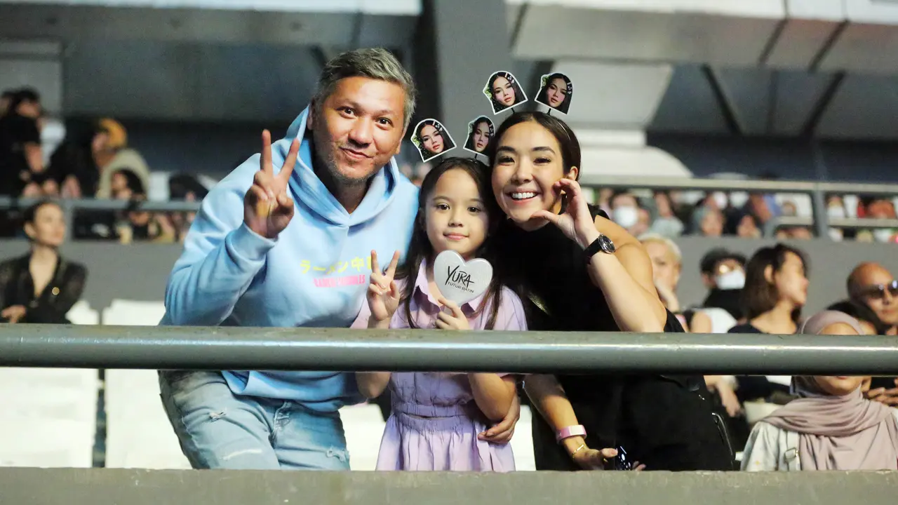 Gading Marten, Gempita, dan Gisella Anastasia di konser Yura Yunita. [Foto: Bambang E. Ros/Fimela]