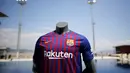 Jersey Barcelona yang baru saat diperkenalkan di Kota Barcelona, Spanyol (19/5/2018). Jersey tersebut akan digunakan tim Catalan untuk mengarungi musim 2018-2019. (AP/Manu Fernandez)