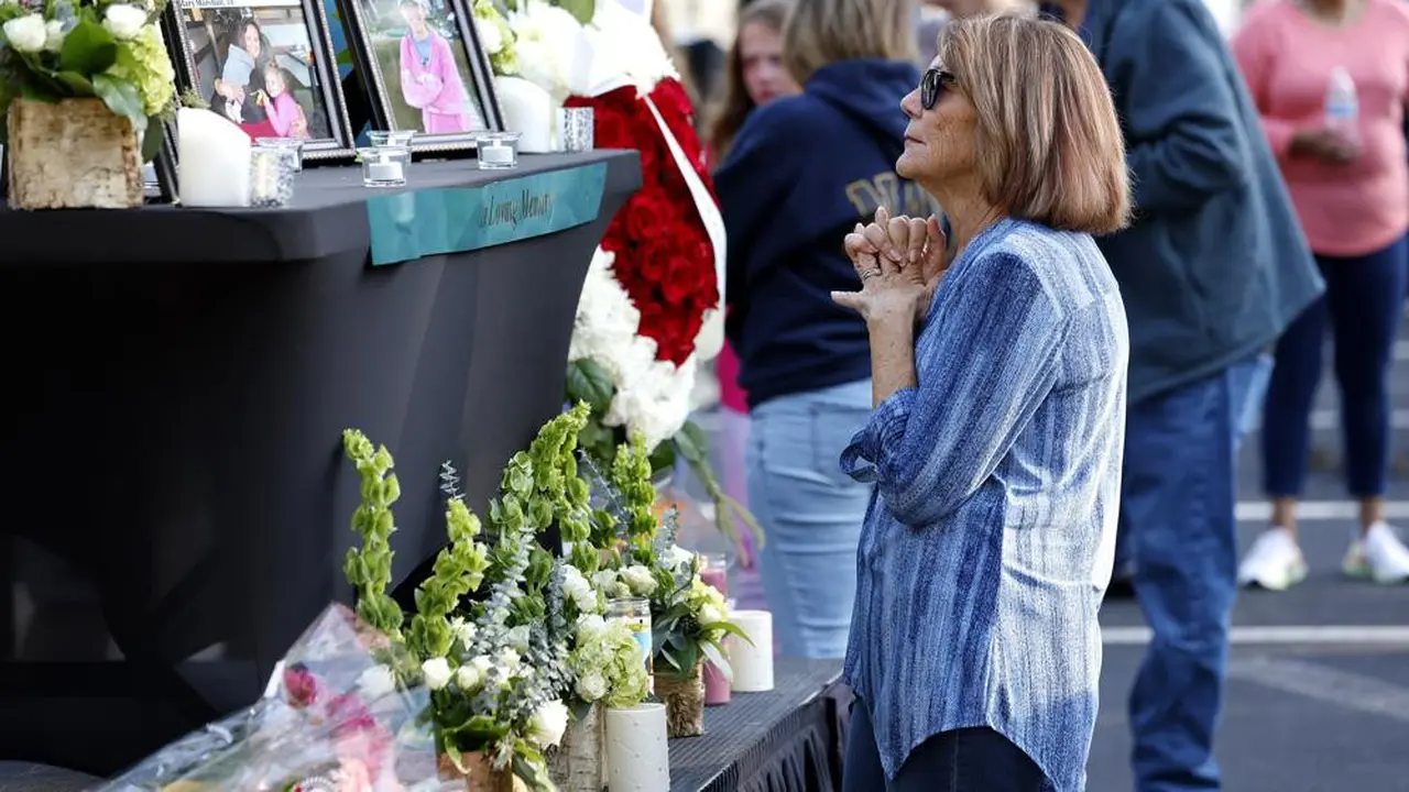 Seorang wanita di hadapan memorial korban penembakan di North Carolina.