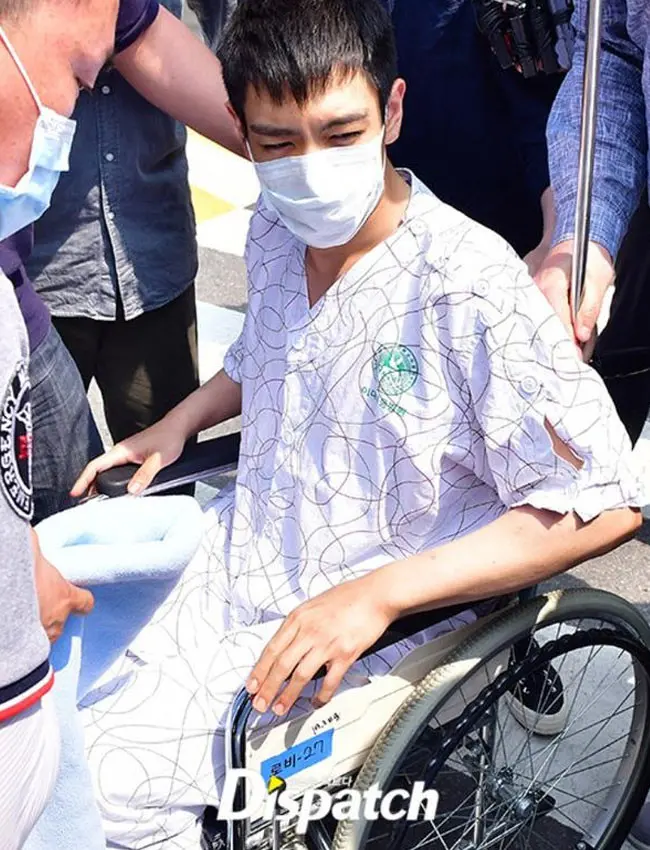 T.O.P BigBang saat keluar dari rumah sakit. (Dispatch.co.kr)