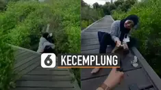 Nasib apes dialami oleh perempuan ini ketika sedang bergaya di sebuah tempat wisata justru jatuh terperosok ke hutan mangrove.