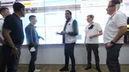 President Director &amp; CEO IOH Vikram Sinha (tengah), Chief Digital Officer IOH Sanjeev Rawat (kiri) dan SVP-Head of Network Operations IOH Agus Sulistio (kedua kiri) saat meninjau IOH Network Operation Center (INOC) di Kantor Pusat Indosat Ooredoo Hutchison Jakarta (1/5/2022). IOH mengaktifkan command center fisik terpusat sejak H-3 lebaran dengan dukungan lebih dari 2.000 petugas teknis yang bersiaga di masa libur lebaran. (Liputan6.com/HO/IOH)   