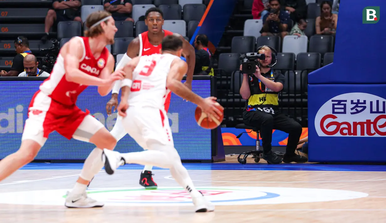 Seorang kameraman saat merekam laga Grup H Piala Dunia FIBA 2023 antara Lebanon melawan Kanada di Indonesia Arena, Senayan, Jakarta, Minggu (27/08/2023). (Bola.com/Bagaskara Lazuardi)