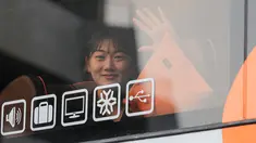 Pevoli Red Sparks, An Ye-rim melambaikan tangan di dalam bus saat meninggalkan acara penyambutan jelang laga Fun Volleyball melawan Indonesia All Star di Kemenpora, Senayan, Jakarta, Rabu (17/04/2024). (Bola.com/Bagaskara Lazuardi)