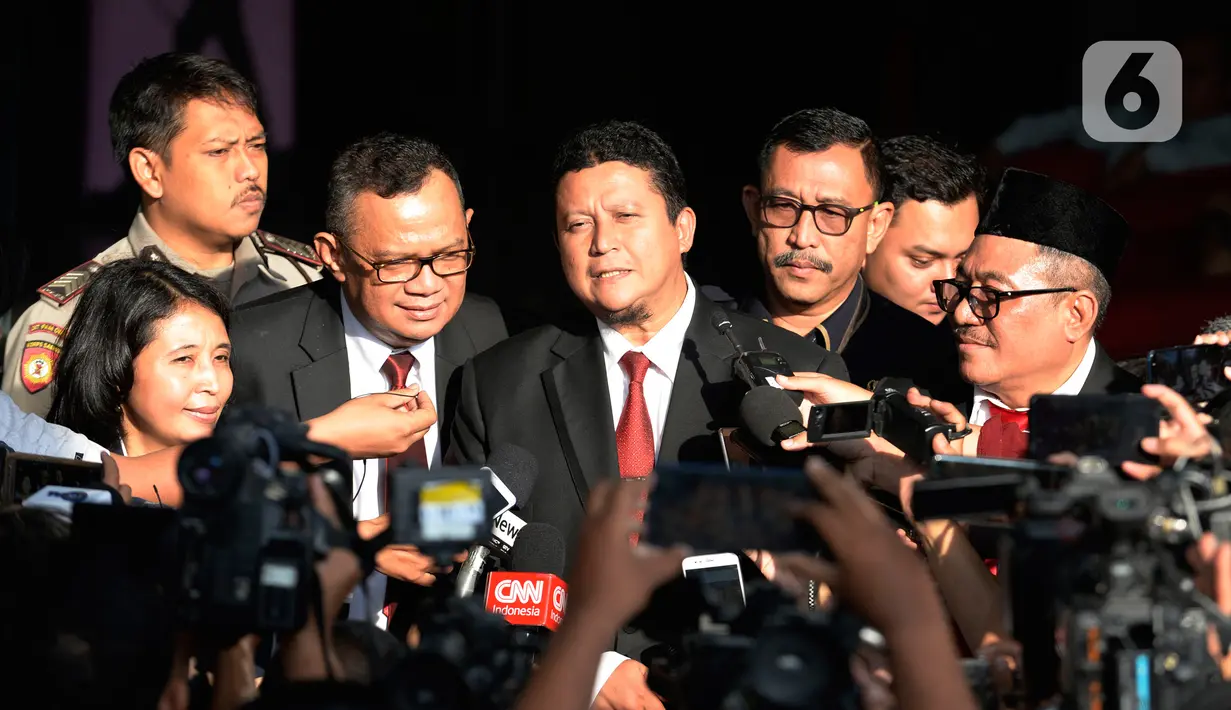Plt Ketua Dewan Kehormatan Penyelenggara Pemilu (DKPP), Muhammad (tengah) bersama anggota komisioner DKPP, Alfitra Salamm, Idha Budhiati dan Teguh Prasetyo seusai menggelar sidang kode etik kepada Komisioner KPU Wahyu Setiawan di Gedung KPK, Jakarta. Rabu (15/1/2020). (merdeka.com/Dwi Narwoko)