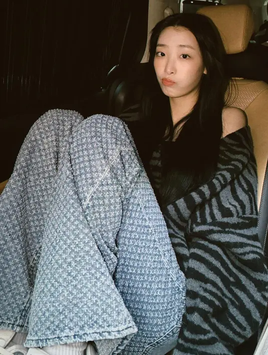 Gemasnya Ryu Da In dibalut tank cross top bermotif zebra dan celana panjang denim, ditumpuk dengan outer bermotif zebra yang serasi dalam siluet oversized. [Foto: Instagram/rxudain]