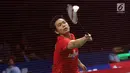 Hendra Setiawan mengembalikan kok saat laga melawan Hiroyuki Endo/Yuta Watanabe (Jepang) di babak 32 besar Indonesia Open 2017 di Jakarta, Rabu (14/6). Hendra Setiawan/Boon Heong Taan unggul 10-21, 26-24, 23-21. (Liputan6.com/Helmi Fithriansyah)