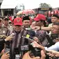 Komisioner Ombudsman Adrianus Meliala saat meninjau penataan pedagang kali lima (PKL) di kawasan Tanah Abang, Jakarta Pusat, Rabu (17/1/2018). (Liputan6.com/Hanz Jimenez Salim)