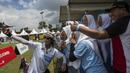 Pepanah Thailand selfie bersama penonton usai Invitation Tournament cabang panahan nomor compound di Lapangan Panahan Senayan, Jakarta, Sabtu (10/2/2018). Event ini merupakan pemanasan jelang Asian Games 2018. (Bola.com/Vitalis Yogi Trisna)