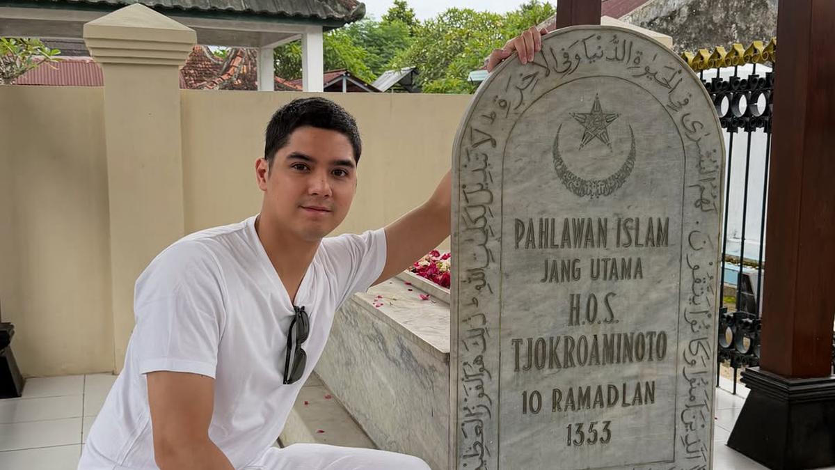 Momen Al Ghazali Ziarah ke Makam HOS Tjokroaminoto, Kenang Jasa Kakek Buyut