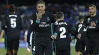 Kapten Real Madrid, Sergio Ramos memberikan salam usai membobol gawang Leganes pada lanjutan La Liga Santander di Butarque stadium, Leganes, (21/2/2018). Real Madrid menang 3-1.  (AP/Francisco Seco)