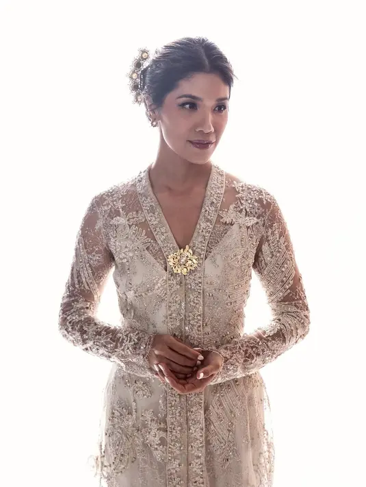 Penampilan penuh pesona dari Franka Makarim mengenakan kebaya putih full bordir yang cantik. [Foto: Instagram/
frankamakarim]