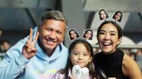 Gading Marten, Gempita, dan Gisella Anastasia di konser Yura Yunita. [Foto: Bambang E. Ros/Fimela]