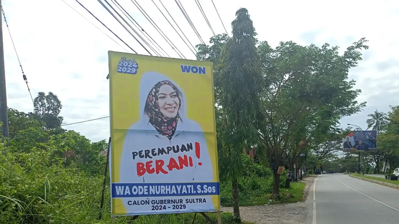 Relawan WON memasang spanduk dukungan untuk Wa Ode Nurhayati sebagai calon gubernur Sulawesi Tenggara di Pilkada Sultra 2024.