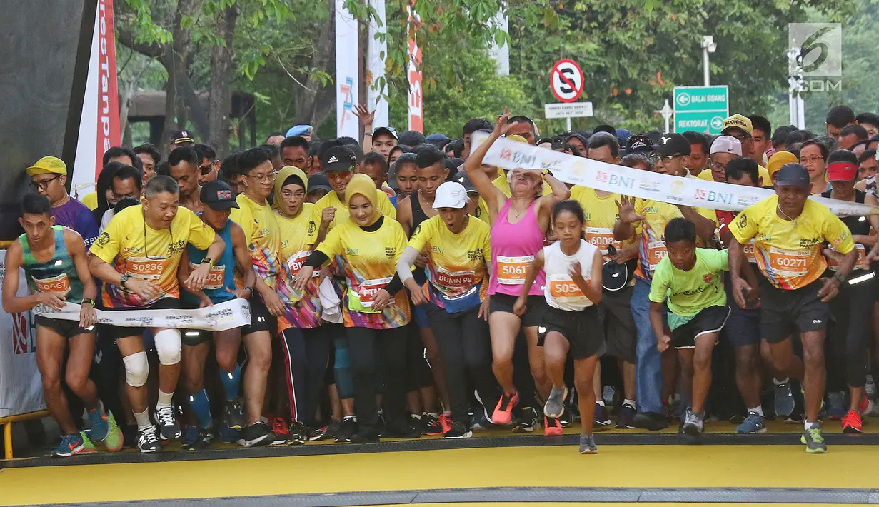 Peserta mengikuti acara BNI-UI Half Marathon 2019 di Kampus Universitas Indonesia, Depok, Jawa Barat, Minggu (7/7/2019). BNI UI Half Marathon 2019 yang diikuti 4800 peserta dengan kategori 5K, 10K, dan 21K (half marathon) diselenggarakan dalam rangka HUT ke-73 BNI. (Liputan6.com/Herman Zakharia)