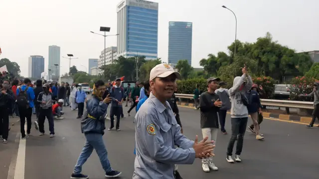 Mahasiswa memblokir tol dalam kota di depan Gedung DPR, Selasa (24/9/2019). (Liputan6.com/Yopi Makdori)