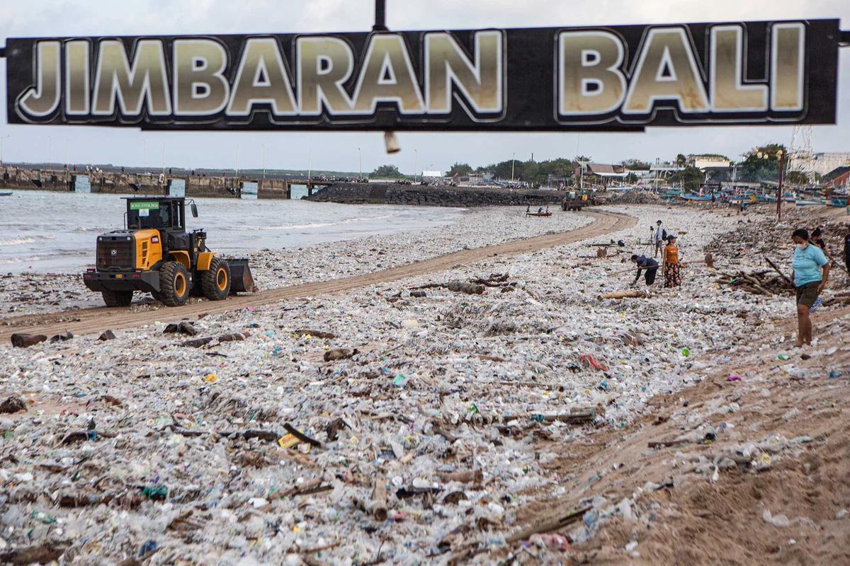 FOTO: Aksi Bersihkan Sampah di Pantai Jimbaran Bali