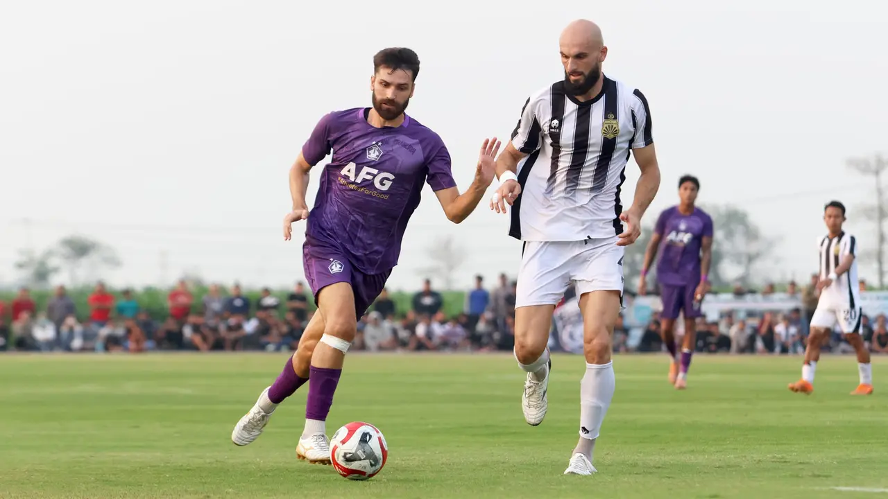 Pemain Persik Kediri, Jon Toral (kiri), dikawal pemain Bhayangkara FC, Nehar Sadiki