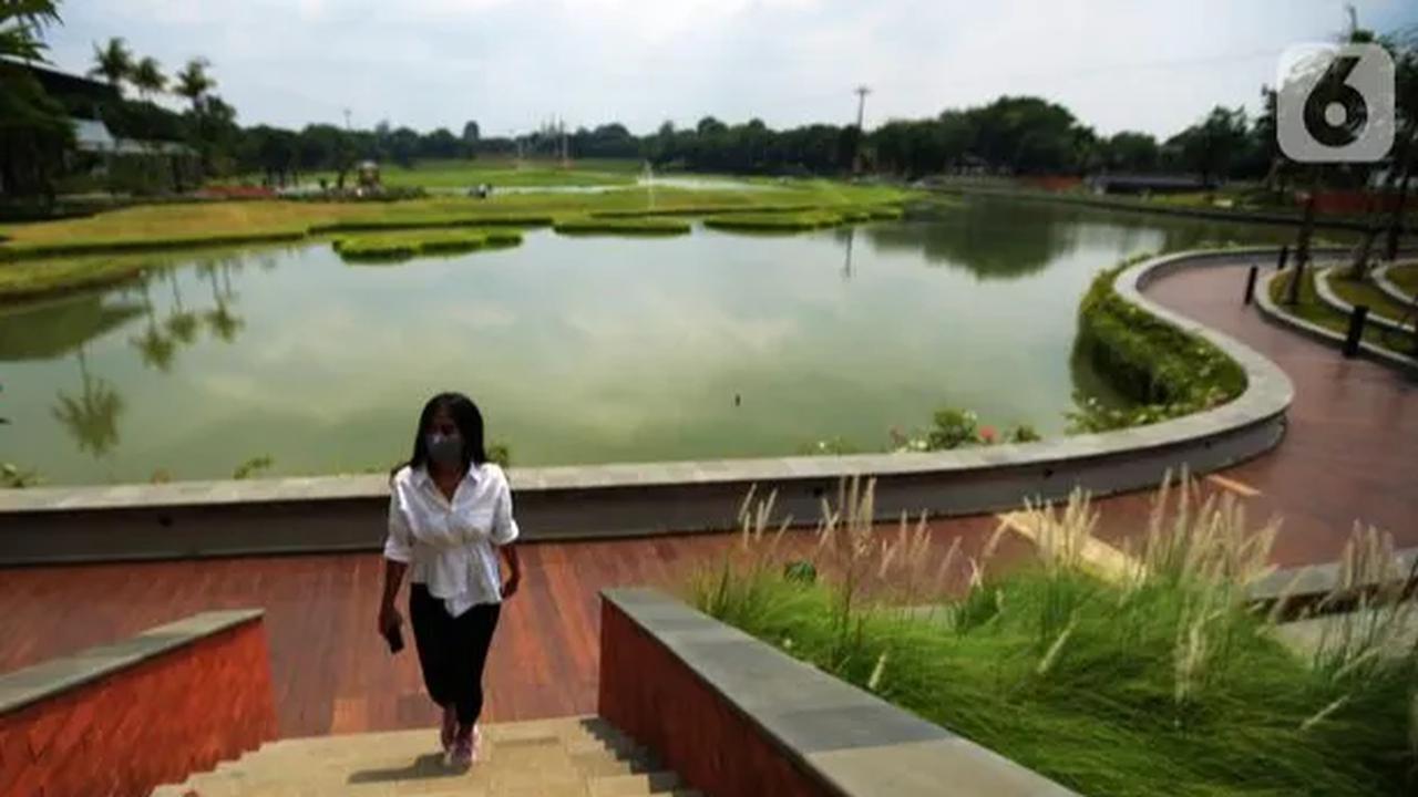 Agar bisa dinikmati berbagai lapisan masyarakat, maka tiket masuk TMII dibanderol Rp25.000 per orang.