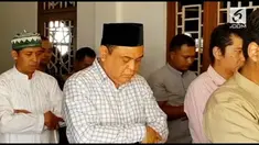 Wakapolri Komjen Pol Syafruddin menjalan salat jenazah untuk para korban tewas kerusuhan mako Brimob.