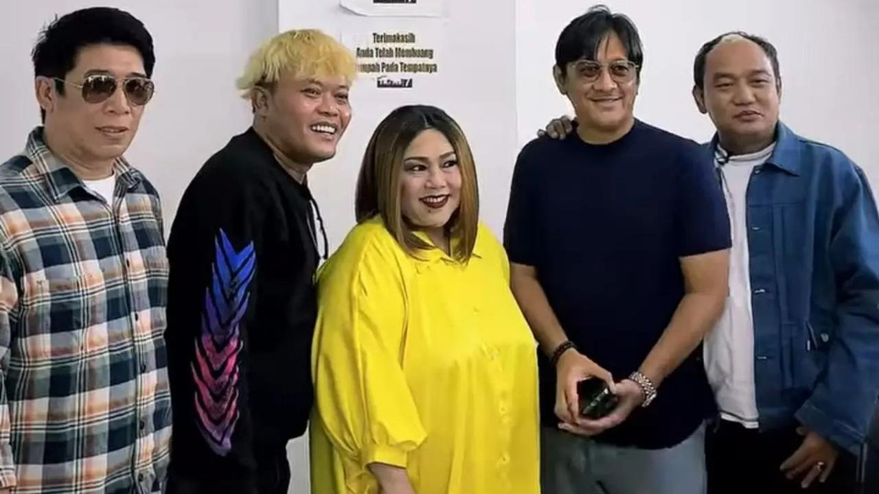 Nunung sedang menjalani sesi kemoterapi dalam perjuangannya melawan kanker payudara, sehingga ia memilih menggunakan wig.