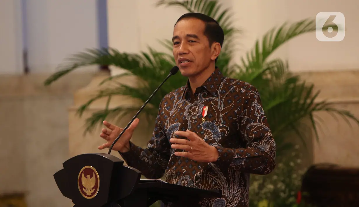 Presiden Joko Widodo menyampaikan sambutan saat membuka Rapat Kerja (Raker) Kepala Perwakilan RI dengan Kementerian Luar Negeri (Kemenlu) di Istana Negara‎, Kamis (9/1/2020). Pembukaan Raker ditandai dengan pemukulan gong oleh Jokowi didampingi Menlu Retno Marsudi. (Liputan6.com/Angga Yuniar)