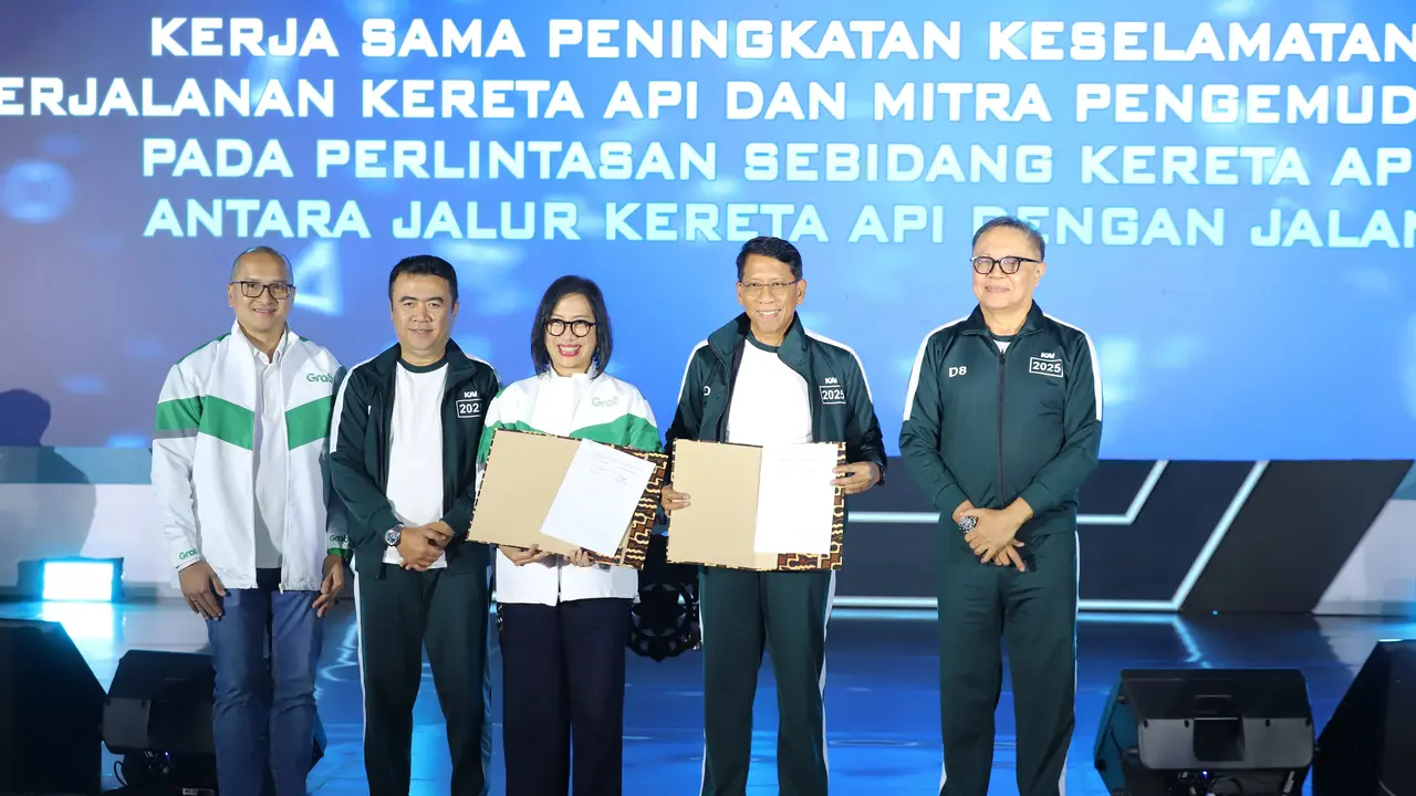 Direktur Utama KAI Didiek Hartantyo dan Country Managing Director Grab Indonesia Neneng Goenadi kerja sama meningkatkan keselamatan perjalanan di perlintasan sebidang.