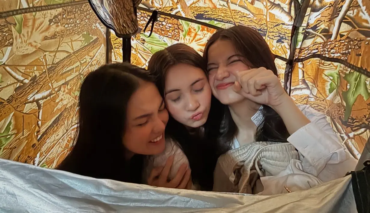 Kebersamaan Richelle Skornicki, Aisyah Aqilah dan Cantika Putri Kirana bak kakak adik di balik layar. Pancarkan pesona tersendiri, netizen terkesima dengan kecantikan tiga pemain series Cinta Mati ini meski pamer ekspresi kocak sekalipun. Bertemu setiap hari di lokasi syuting, tak heran jika satu sama lainnya sangat dekat bahkan hingga syutingnya sudah berakhir. (Liputan6.com/IG/@chelle.gs)