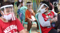 Anak-anak melakukan kegiatan belajar di luar sekolah di Kampung Belajar New Normal di Pinang Indah, Tangerang, Jumat (19/6/2020). Kampung Belajar New Normal ini didirikan untuk anak - anak kawasan tersebut yang ingin kembali bersekolah. (Liputan6.com/Angga Yuniar)